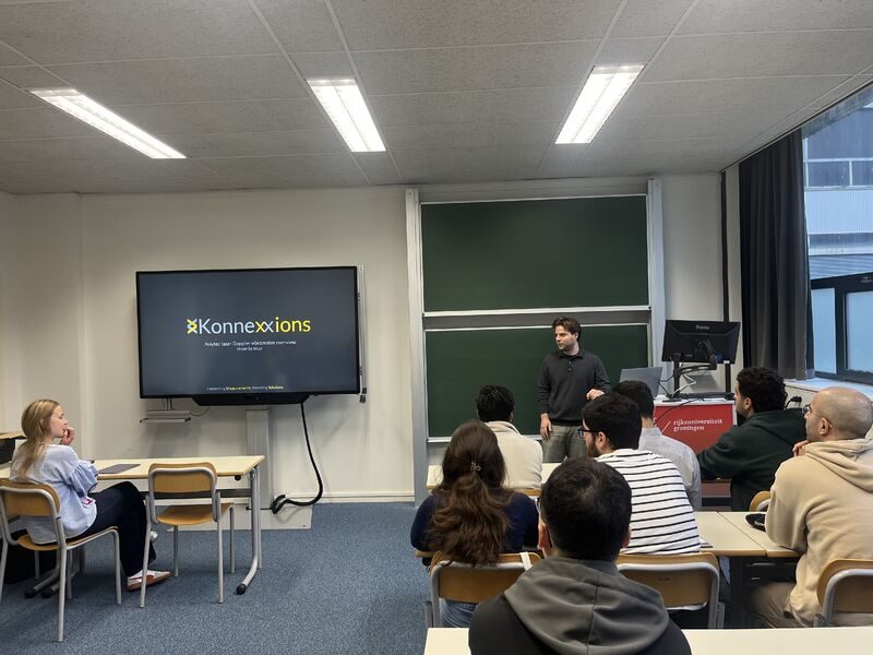 Industry lecture on sensing and monitoring by Olivier De Moor from KonneXXions BV photo 1